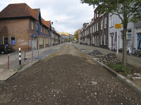 907853 Gezicht op de herbestrating van de Merelstraat te Utrecht, vanaf de Adelaarstraat naar het noorden.